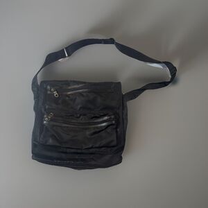 Kenneth Cole Reaction Black Messenger Bag Zip Shoulder Strap Outer Pockets Men